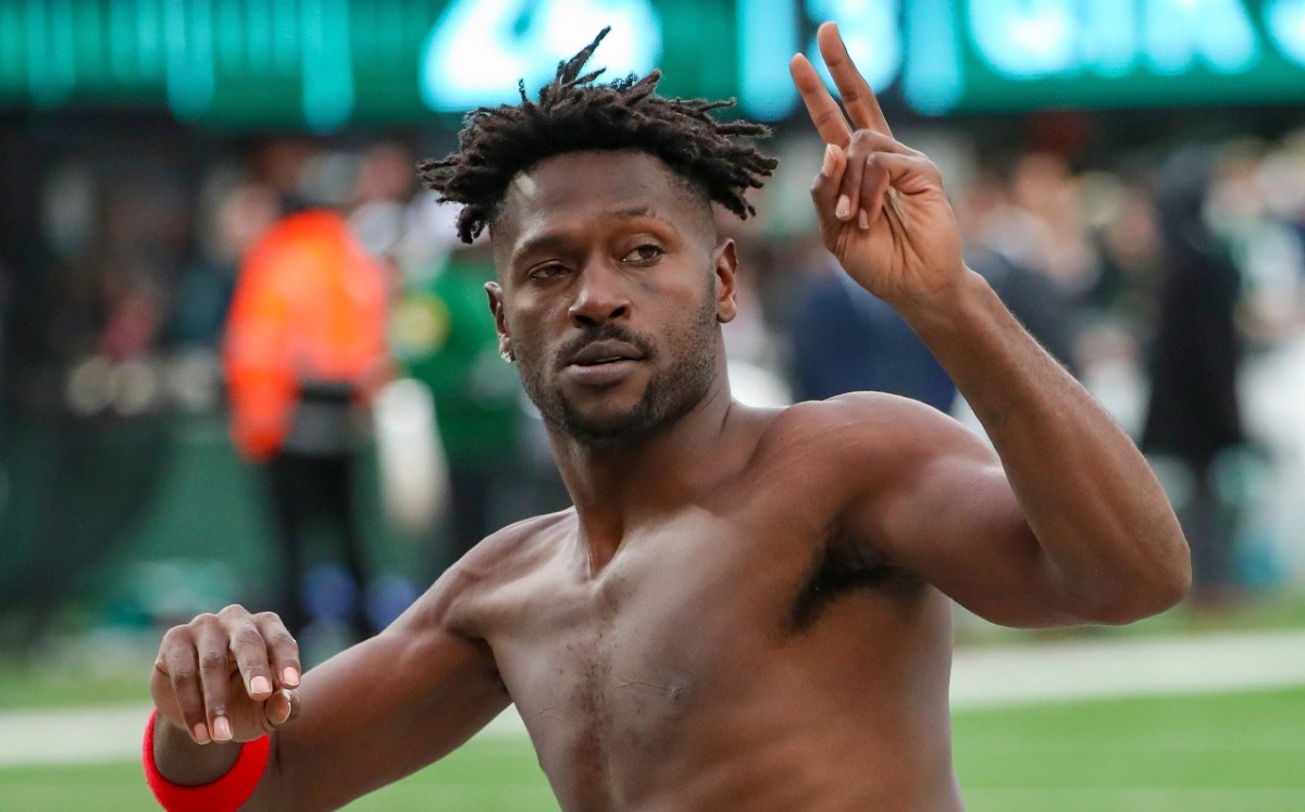 Antonio Brown pierde millón de dólares por quitarse la playera y abandonar a Buccaneers (AP)