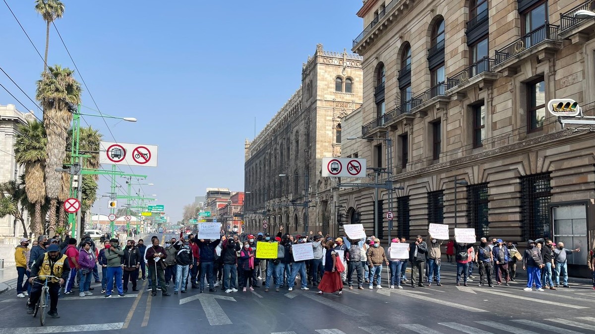 El bloqueo se mantiene a la altura de la calle 5 de mayo. (Ramón Ramírez)