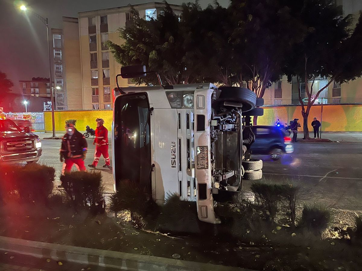 Camioneta de 4 1/2 toneladas  ubicada en la vía rápida  de Aquiles Serdán I Ramón Ramírez.