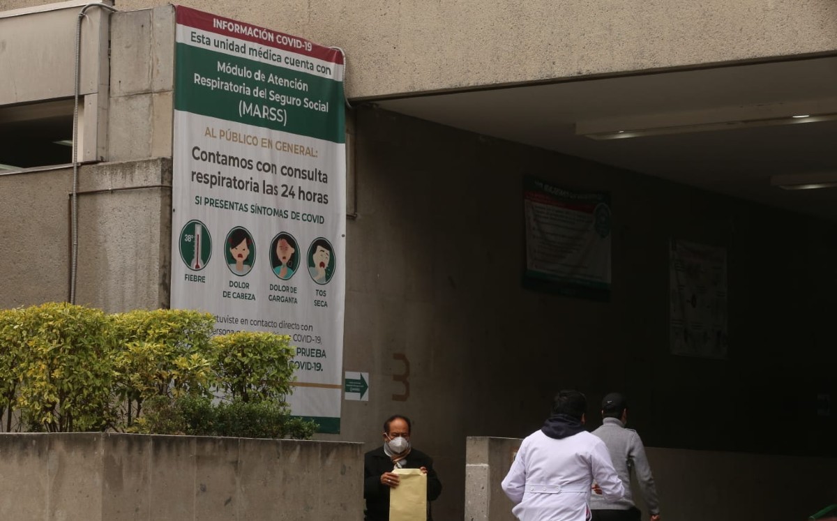 Fila de personas para hacerse una prueba de covid-19 en la UMF 28 del IMSS , en CdMx. | Javier Ríos