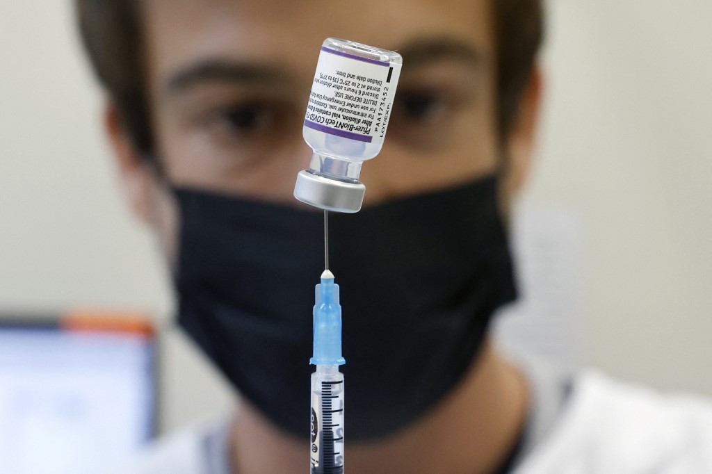 Israel aplica la vacuna de refuerzo contra el covid-19 desarrollada por Pfizer y BioNTech. | AFP