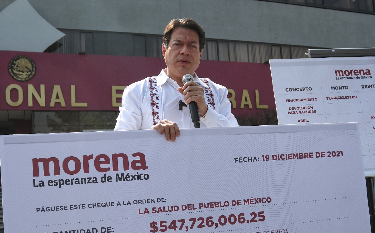 Mario Delgado, presidente del partido político Morena a las afueras del INE. | Cuartoscuro
