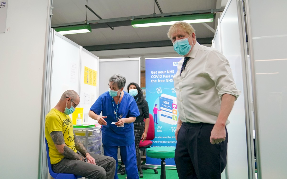 El primer ministro británico, Boris Johnson,  visita un centro de vacunación contra covid-19. | AP
