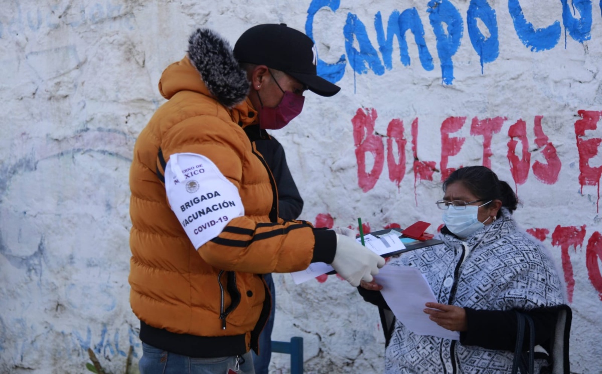 Personal de la brigada Correcaminos, durante labores logísticas para la aplicación de la vacuna | Andrés Lobato/Archivo