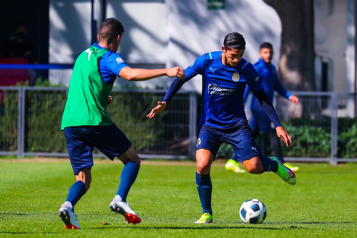 Chivas entrena sin Alvarado y Jiménez por protocolo covid-19 (Cortesía)