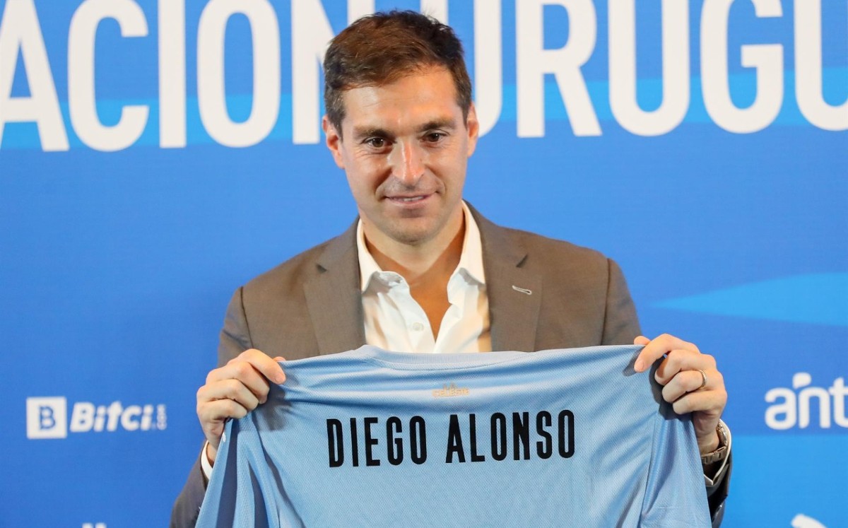 Diego Alonso, ex entrenador de la Liga MX, buscará llevar a Uruguay al Mundial (EFE)