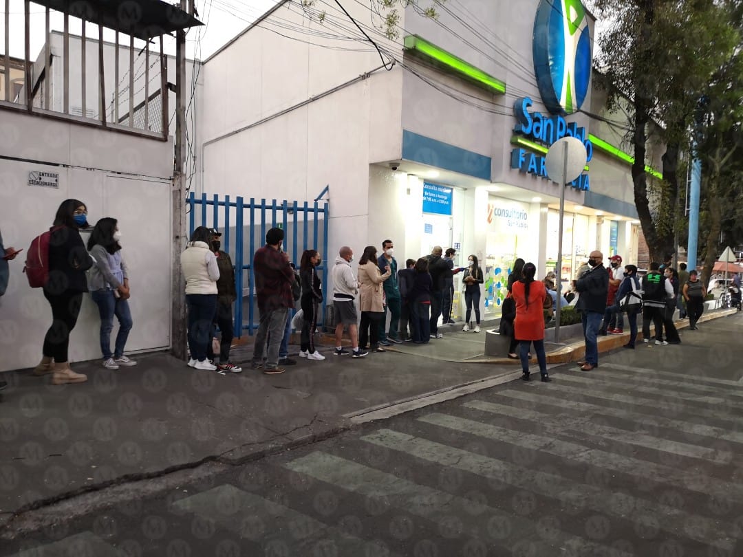 Filas en farmacias de CdMx por pruebas covid. (Jorge Becerril)