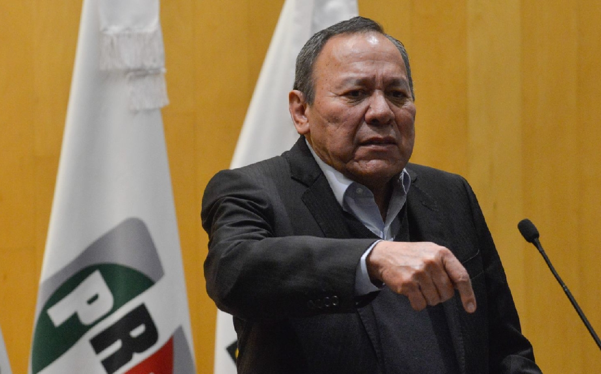 Jesús Zambrano, dirigente nacional del PRD, durante una reunión con alcaldes. | Cuartoscuro