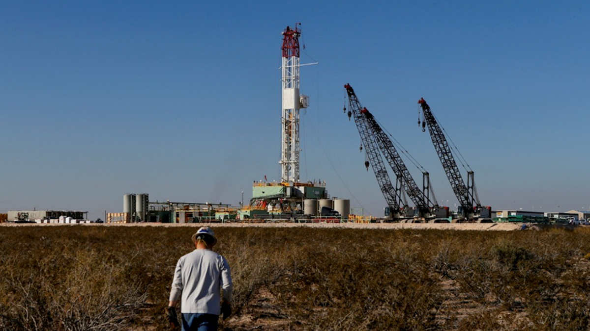 OPEP+ aumenta a 400 mil barriles de petróleo diarios