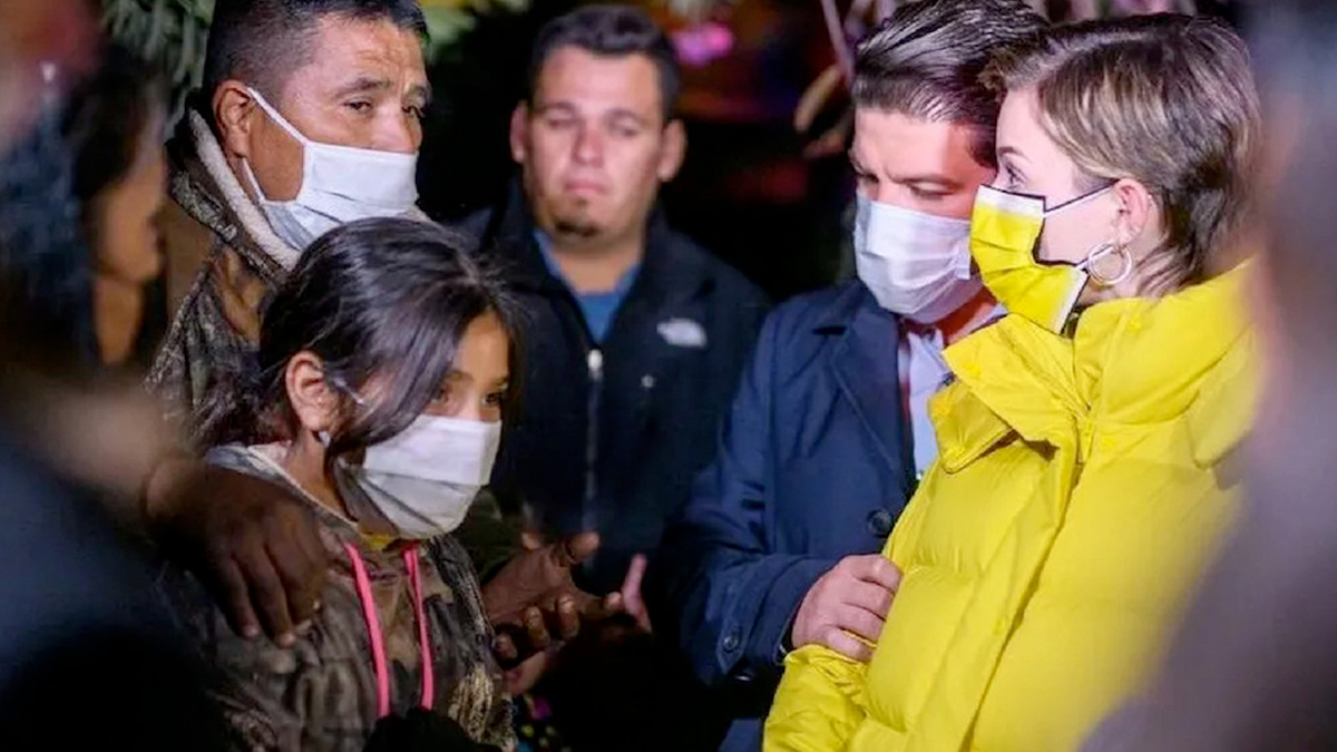 Visita gobernador de Nuevo León a familias afectadas por incendio de tejabanes
