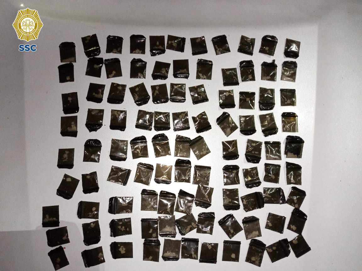 Les fueron decomisadas bolsas con cocaína en piedra y mariguana.| SSC de CdMx