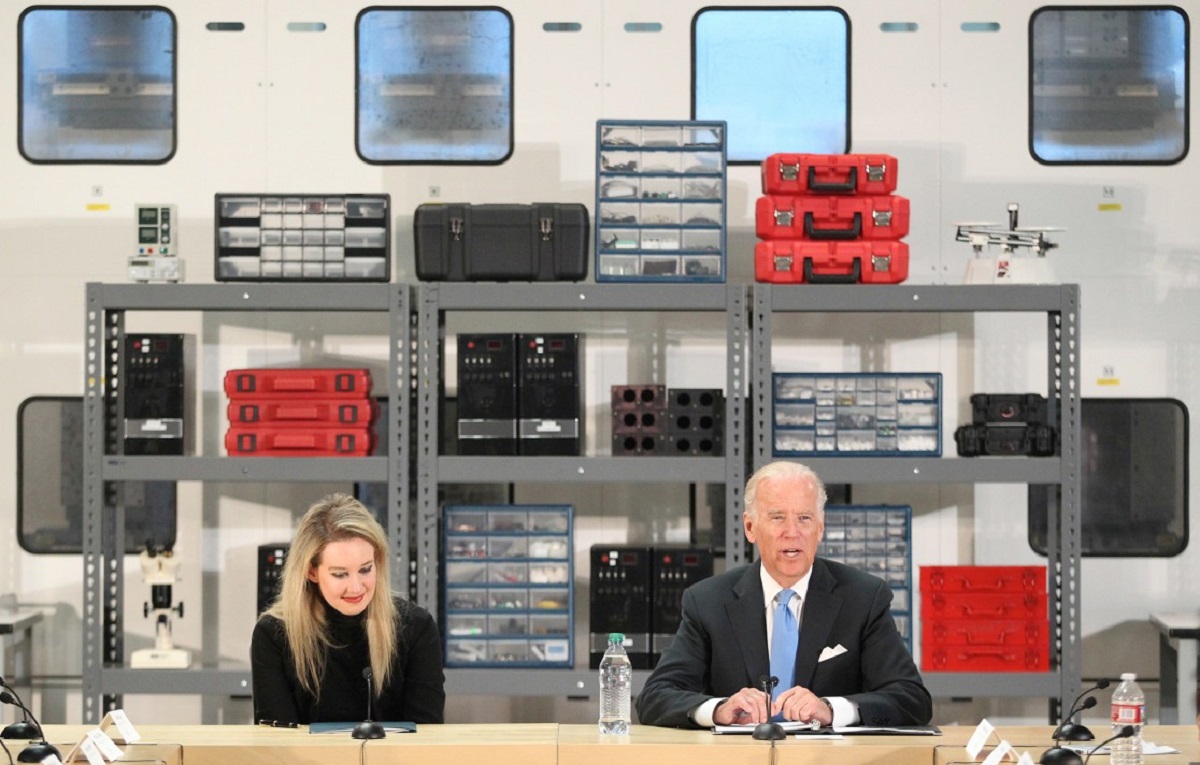 Elizabeth Holmes y Joe Biden en julio de 2015. | Especial