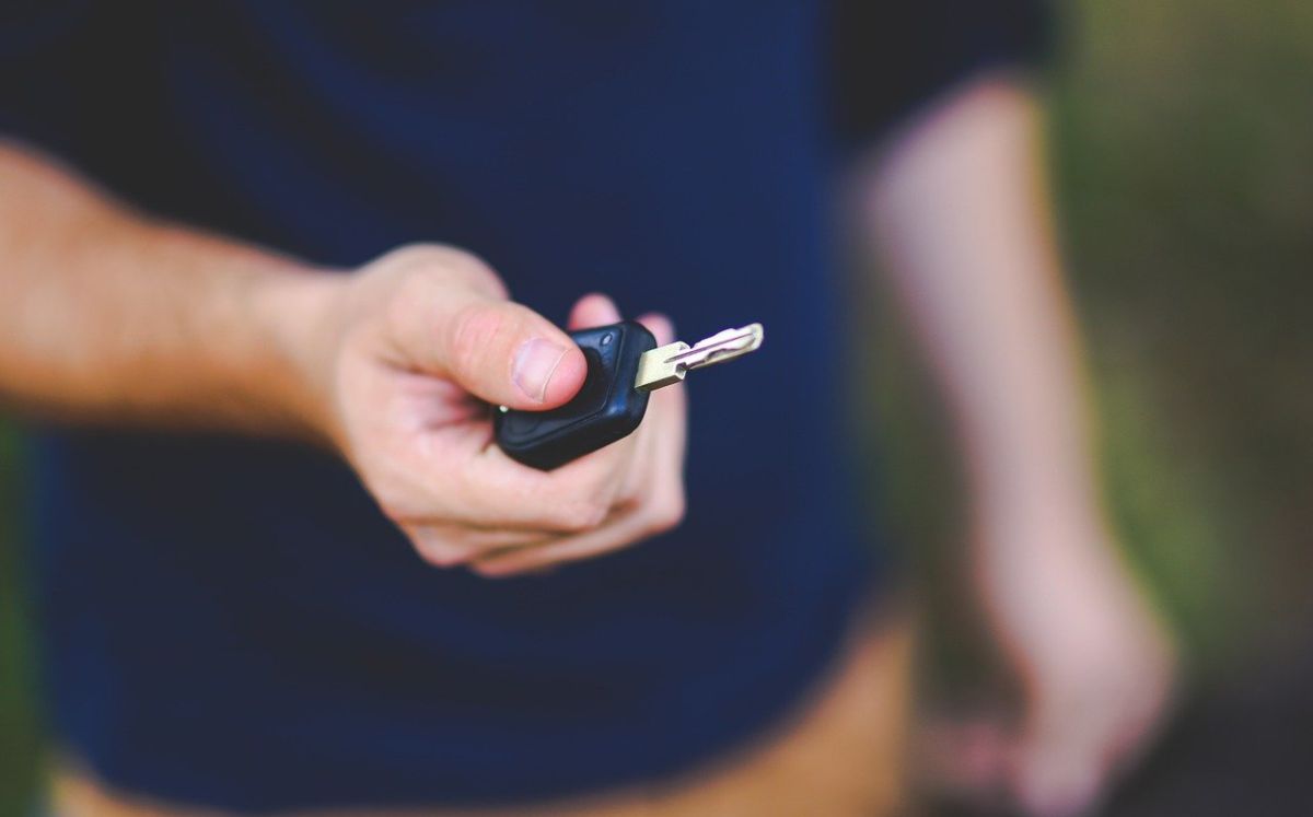 Hombre regala automóvil a su abuelo.