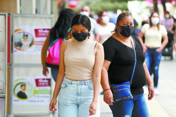 La nueva ola de contagios ha tenido una ligera alza en los rangos sociales más jóvenes. J. LÓPEZ