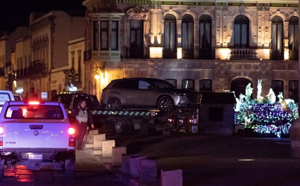 Camioneta abandonada frente a Palacio de Gobierno de Zacatecas