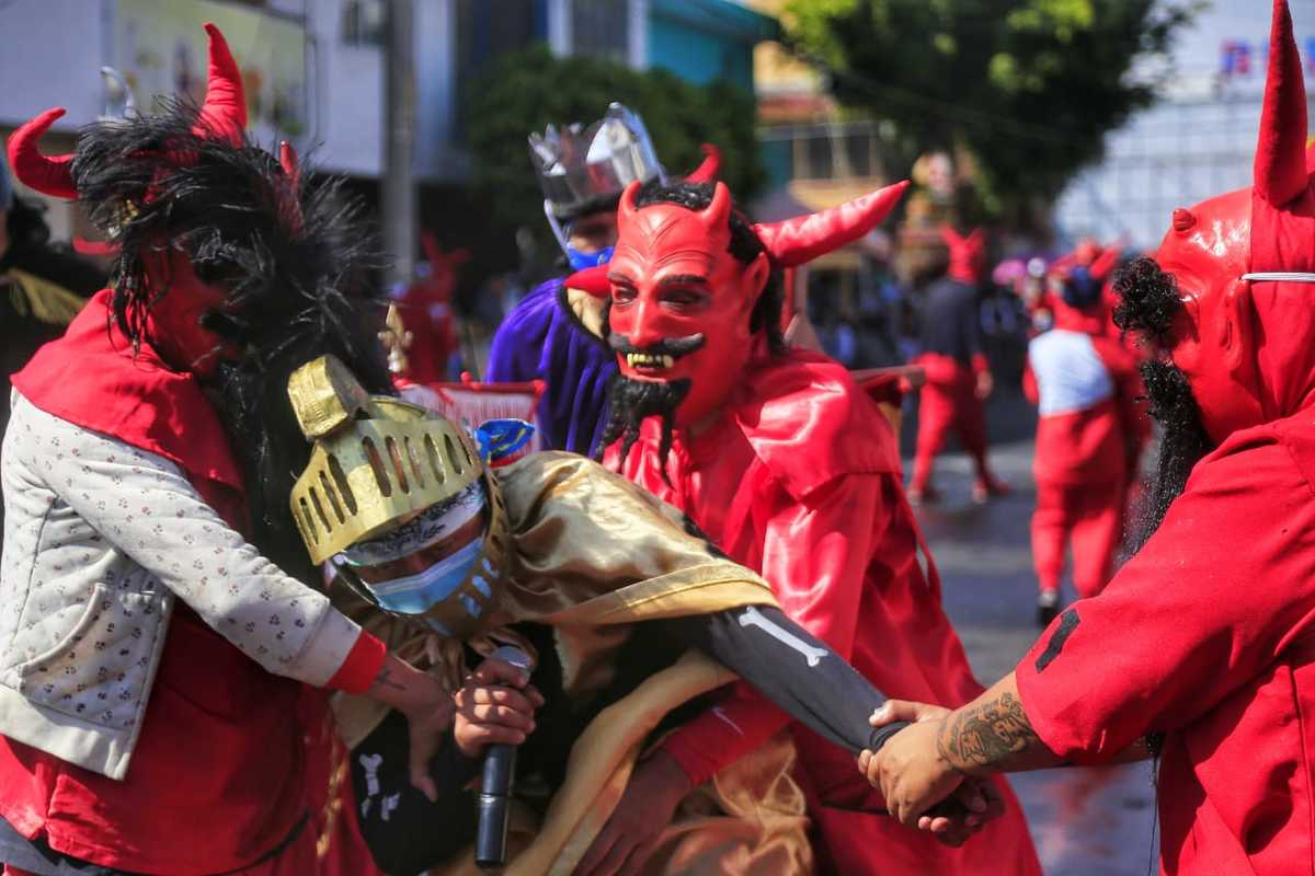 La danza  de ‘Los 12 Pares de Francia’ evoca las luchas entre moros y cristianos | | Andrés Lobato