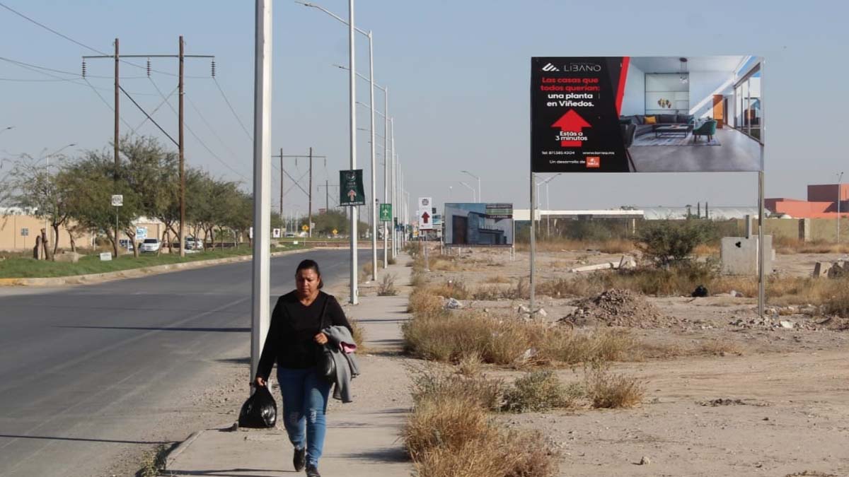 Algunas empleadas ya mayores hacen largas caminatas para llegar e iniciar su jornada laboral. (Armando Moreno)