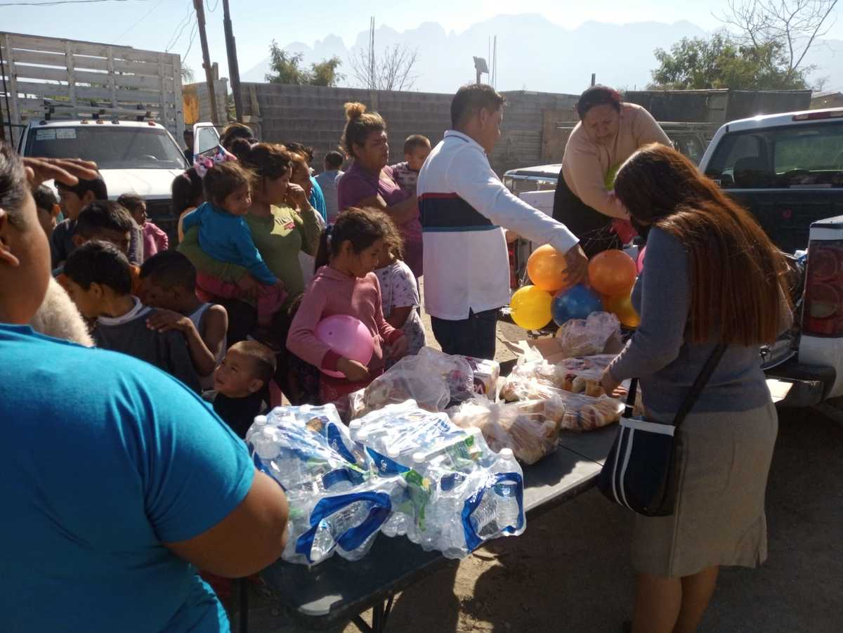 Llevaron 40 roscas de reyes, aguas frescas, jugos, juguetes y kits de limpieza a afectados. Foto: Especial