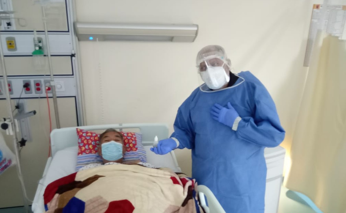 El padre Francisco Javier Huerta acude con pacientes del área covid-19 del Hospital Civil viejo (Josefina Ruiz)