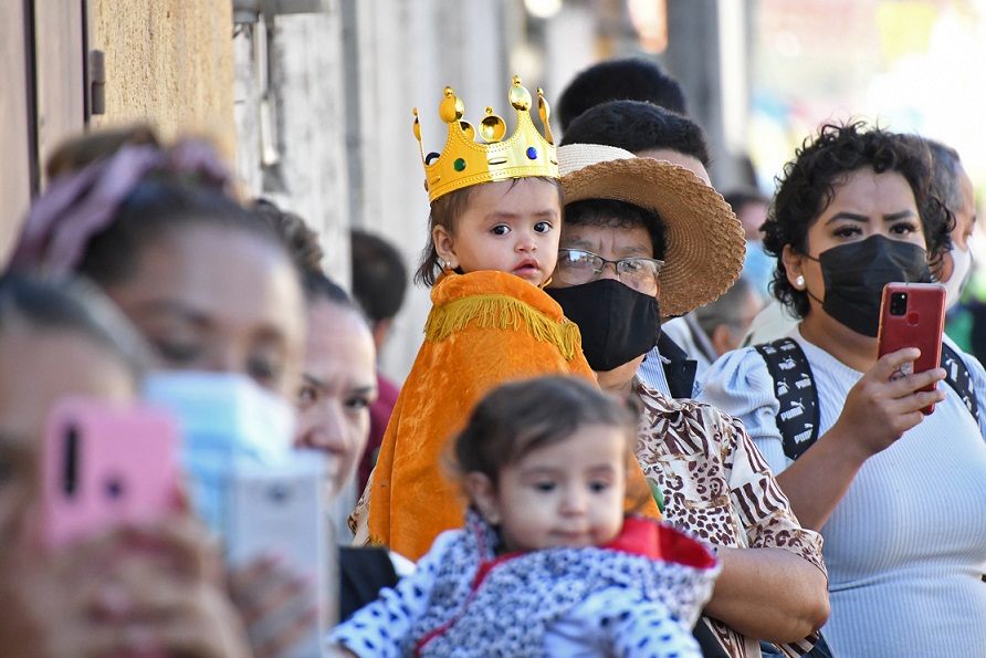 Acude fiel a dar las gracias a los Reyes Magos a Cajititlán por milagro de su nieta (Fernando Carranza)