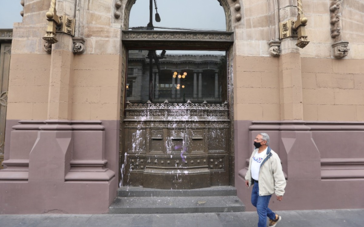 Esta tarde aplicaron pintura vinílica sobre la cantera del Palacio Postal. (Jorge Carballo)