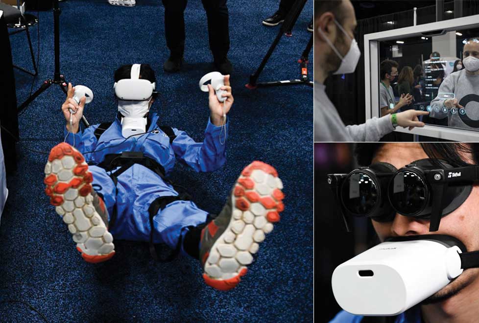 Un asistente al CES en La Vegas prueba dispositivos de realidad virtual para experimentar el metaverso.