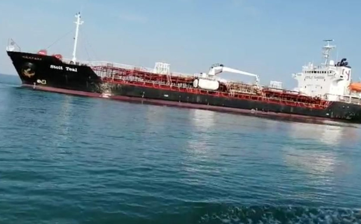 Barco filipino en cuarentena por caos sospechosos covid en Altamira