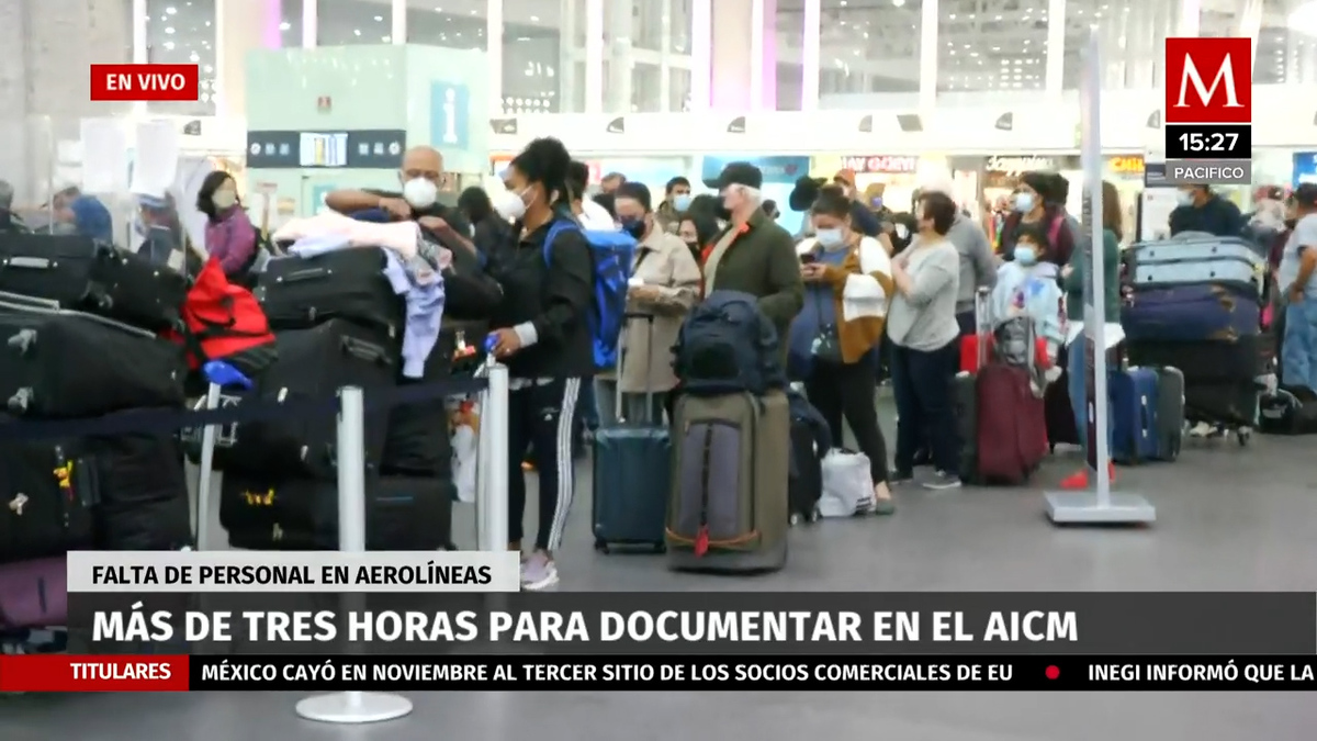 Por casos de covid-19, usuarios hacen largas filas en AICM