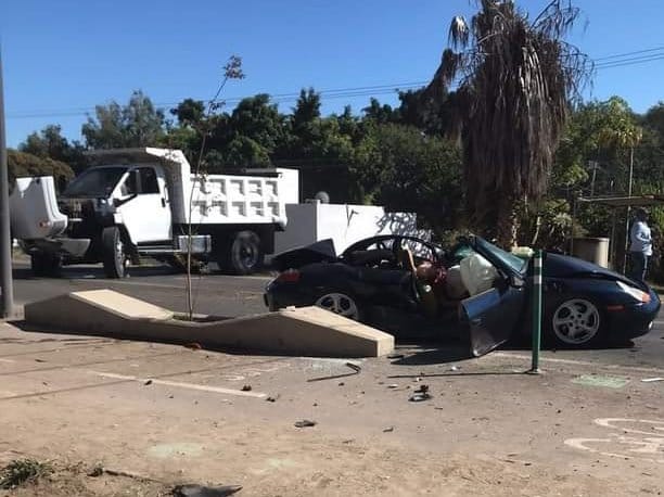 Choque de auto Porsche y vehículo de carga deja un hombre muerto en Jalisco (Juan Carlos Munguía)