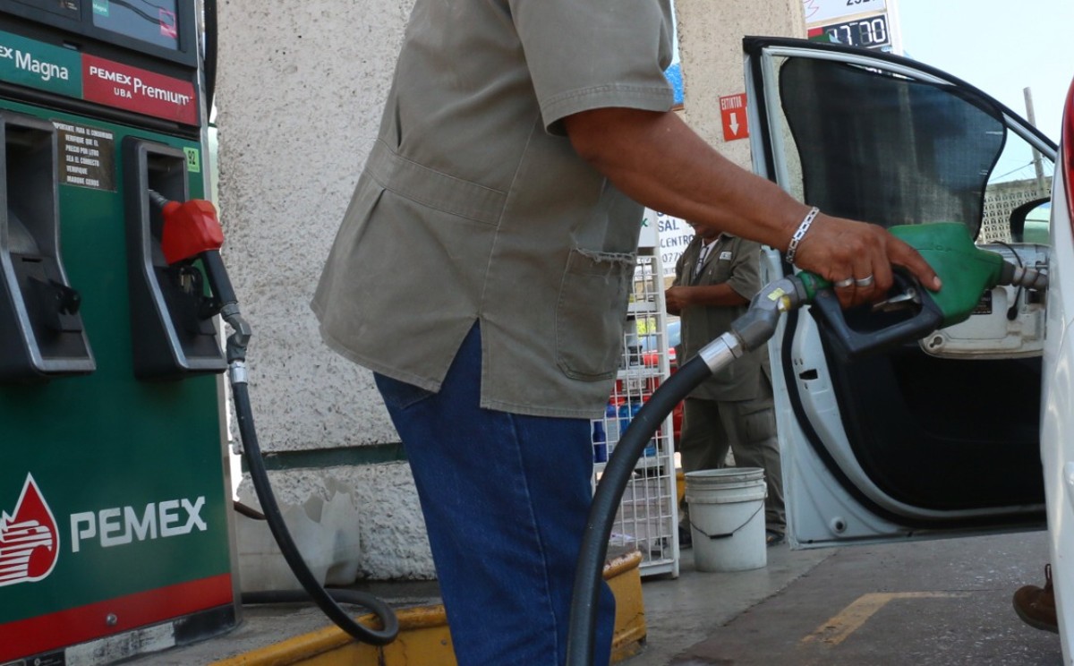 Despacho de gasolina en estación de servicio en Tamaulipas.