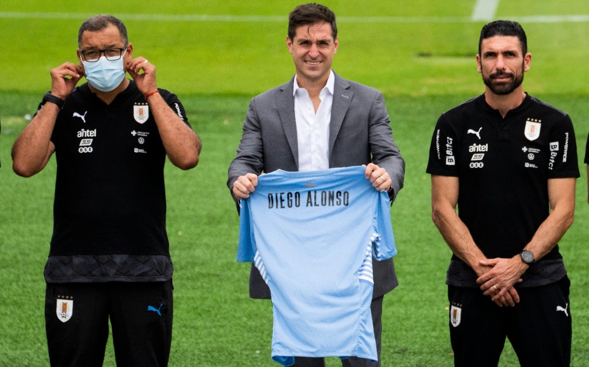 Diego Alonso presenta primera convocatoria como seleccionador de Uruguay; reserva a seis jugadores de Liga MX (AP)