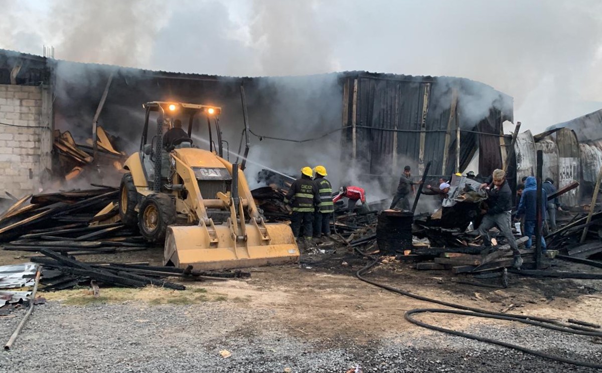 El incendio se extendió hasta después de las 08:00 horas.