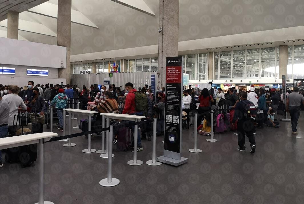 En la fila para documentar hay aproximadamente 400 personas. (Jorge Becerril)