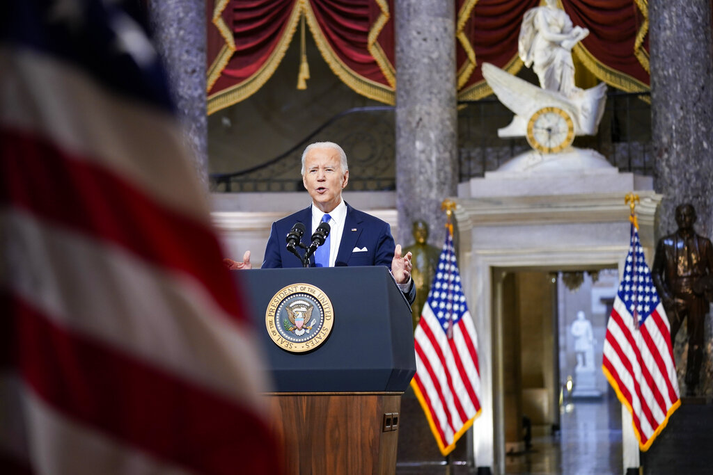 Joe Biden durante su mensaje sobre el asalto al Capitolio dentro del Congreso de Estados Unidos. (AP)