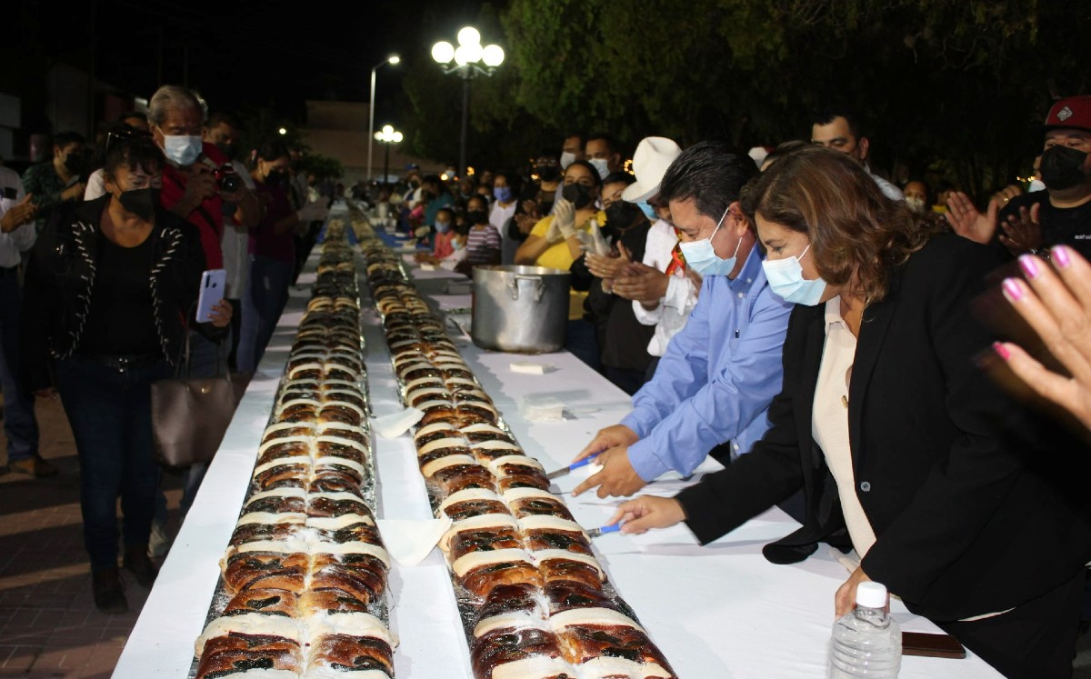 Mega rosca de reyes de 100 metros de largo en Aldama, Tamaulipas. (Facebook)