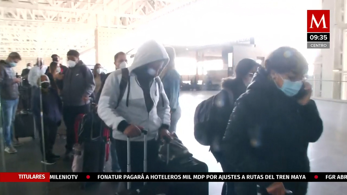 Se registran largas filas para documentar en Terminal 2 del AICM