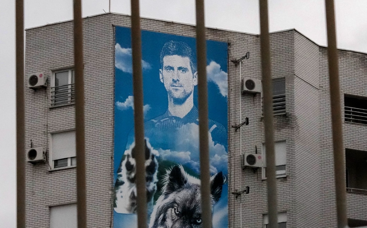 "Nos han servido comida con gusanos": Inmigrante cuenta cómo es el hotel donde se encuentra Novak Djokovic (AP)