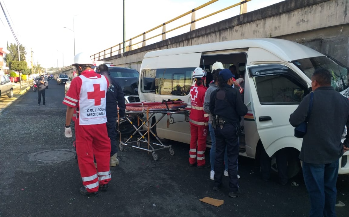 Sujeto choca contra una combi de transporte público | Especial