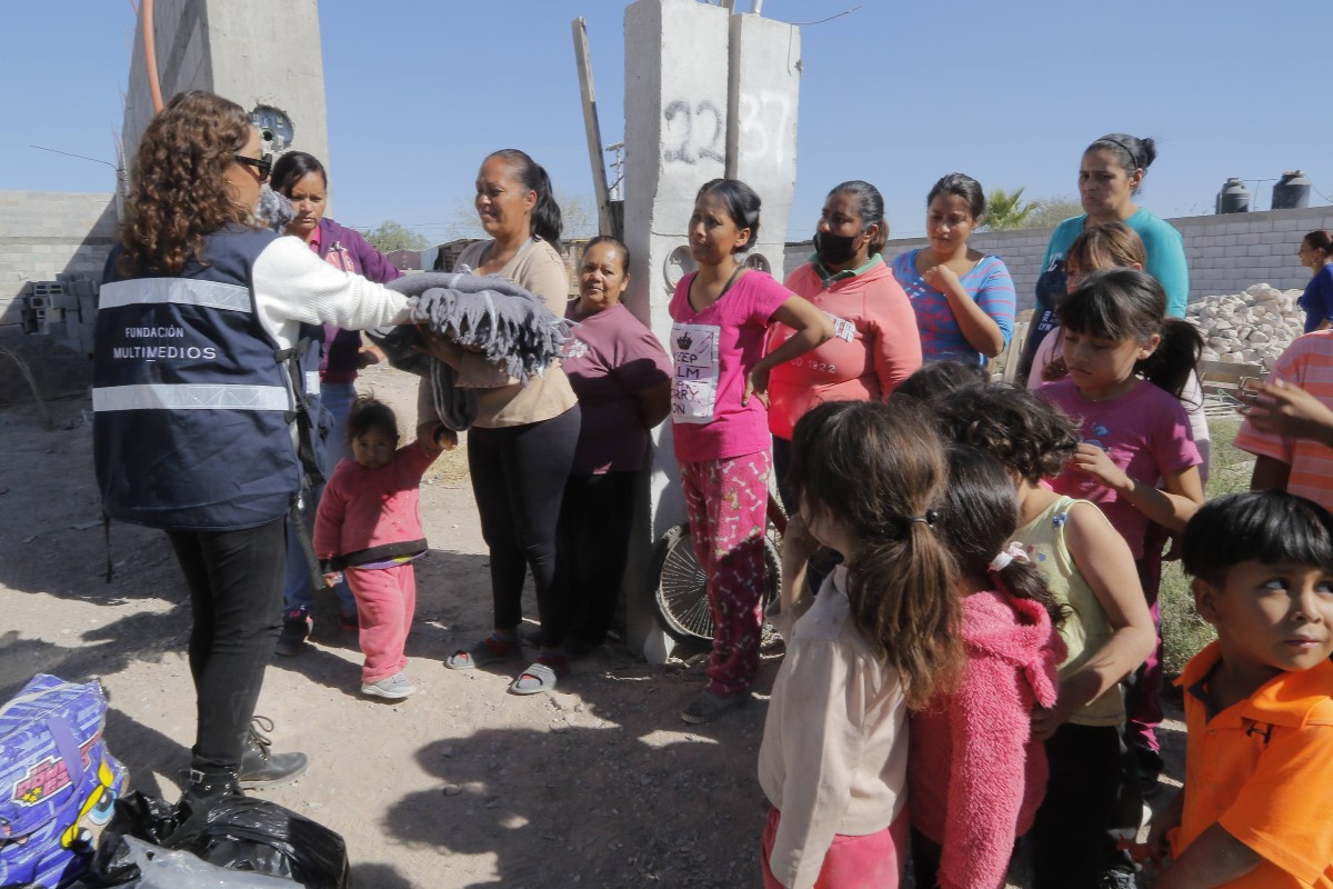 Vecinos de la colonia Santa Sofía, al suroriente de la ciudad se vieron beneficiados con la campaña “Un abrigo de esperanza”.  | Manuel Guadarrama