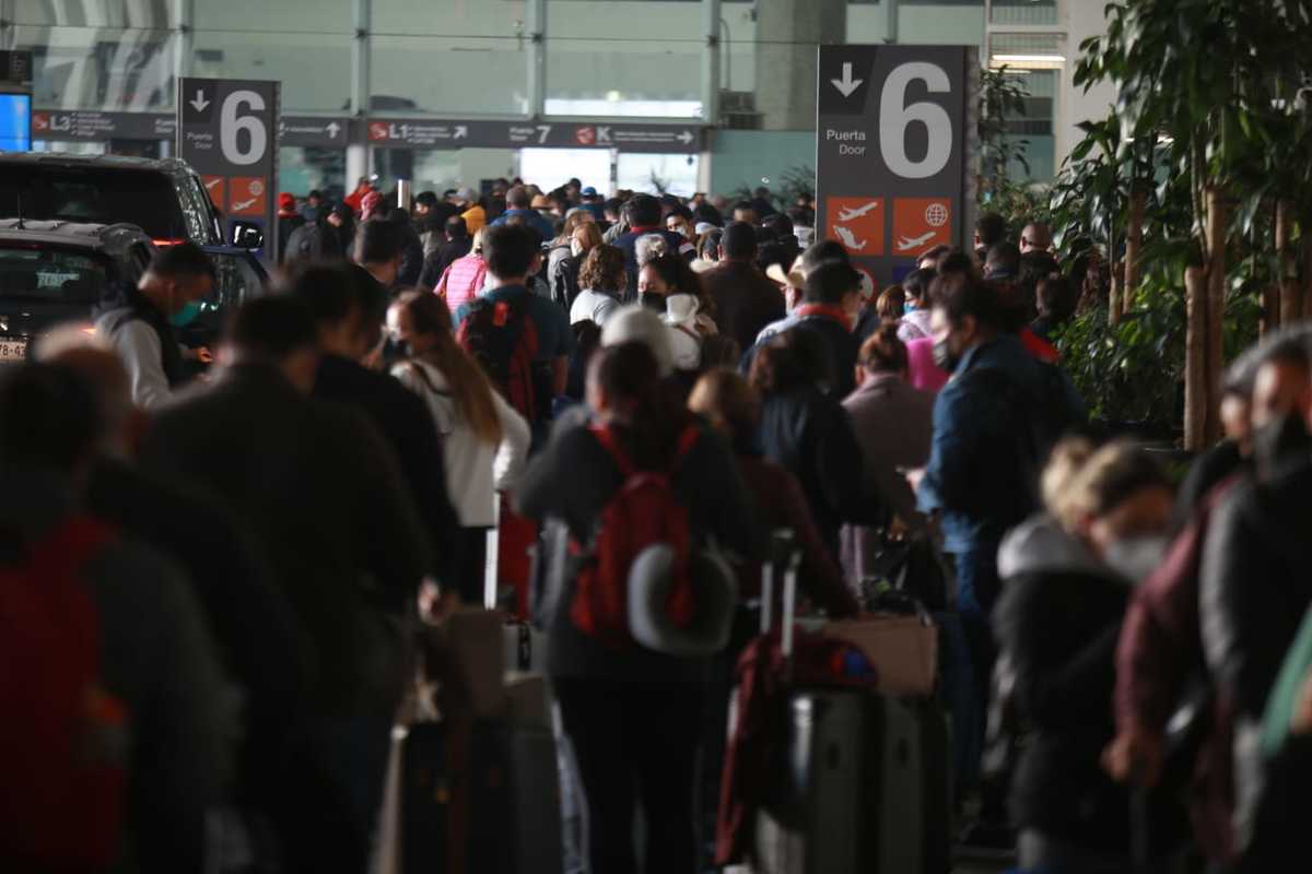 En AICM, hay largas filas por brotes de covid. (Juan Carlos Bautista)
