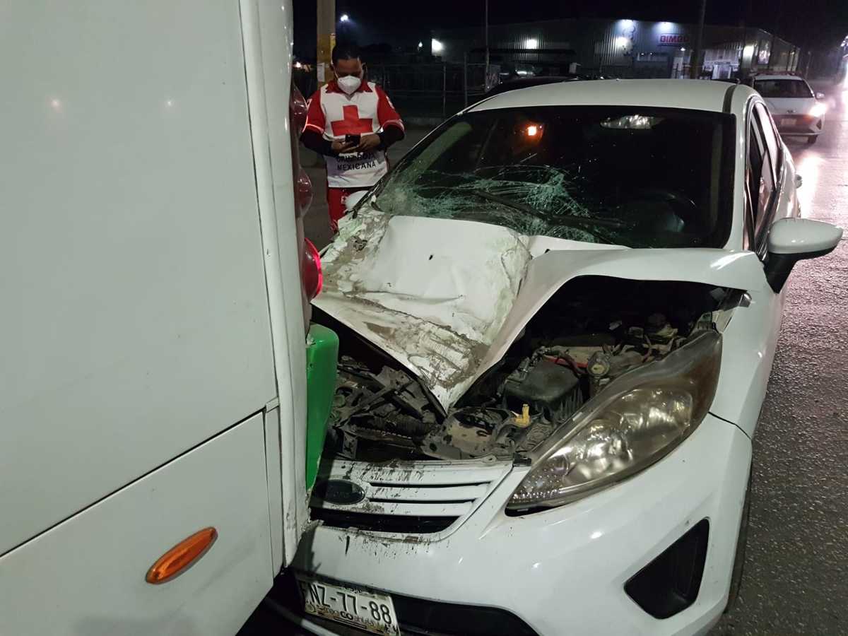 El conductor del auto chocó contra la parte trasera del autobús que se encontraba en parada momentánea. | Especial