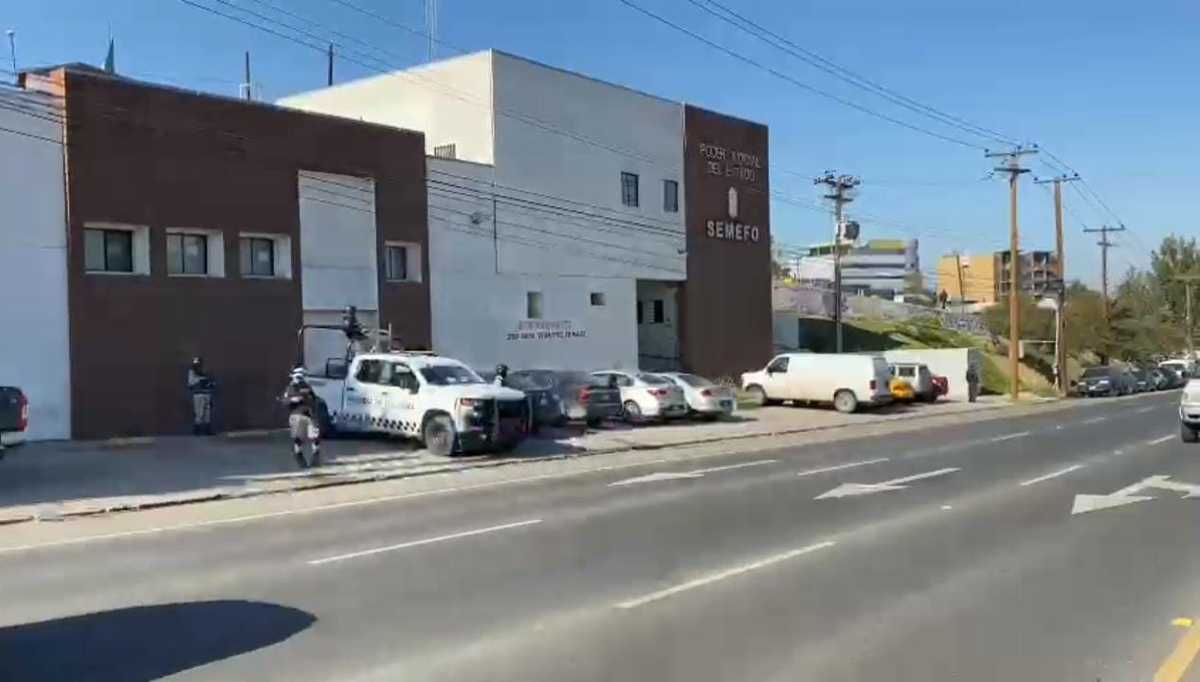 Ejército y Guardia Nacional custodiando instalaciones del Semefo. | Especial