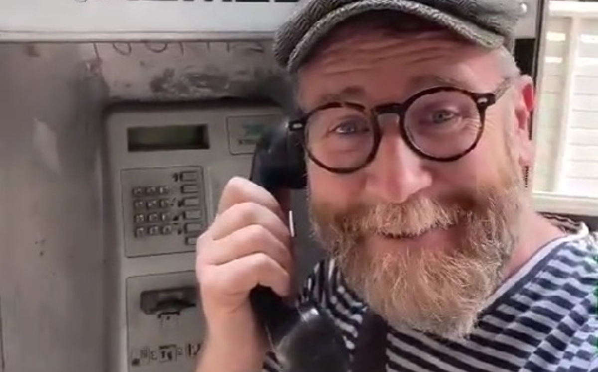 Este hombre recordó cómo era hablar por estos teléfonos (Captura de pantalla).