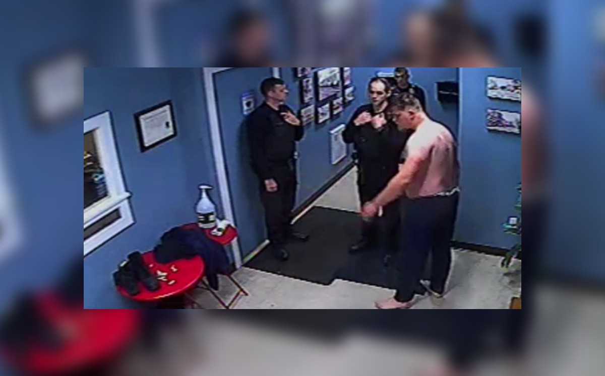 Jason Jones murió al ser electrocutado por una pistola taser y arder en llamas. (Twitter)