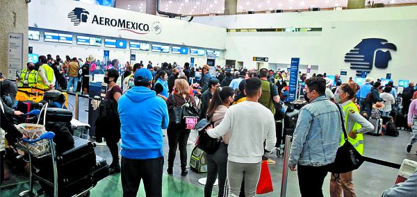 Pasajeros en la Terminal 2 del aeropuerto capitalino afectados por los retrasos y cancelaciones de Aeroméxico. Juan Carlos Bautista