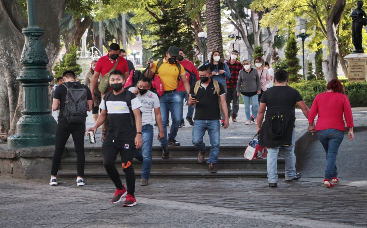 Personas recorren el Zócalo de Puebla sin cubrebocas | Melanie Torres