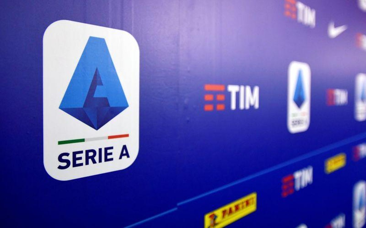 Serie A reduce el aforo en sus estadios por aumento de covid-19 en Italia (Reuters)