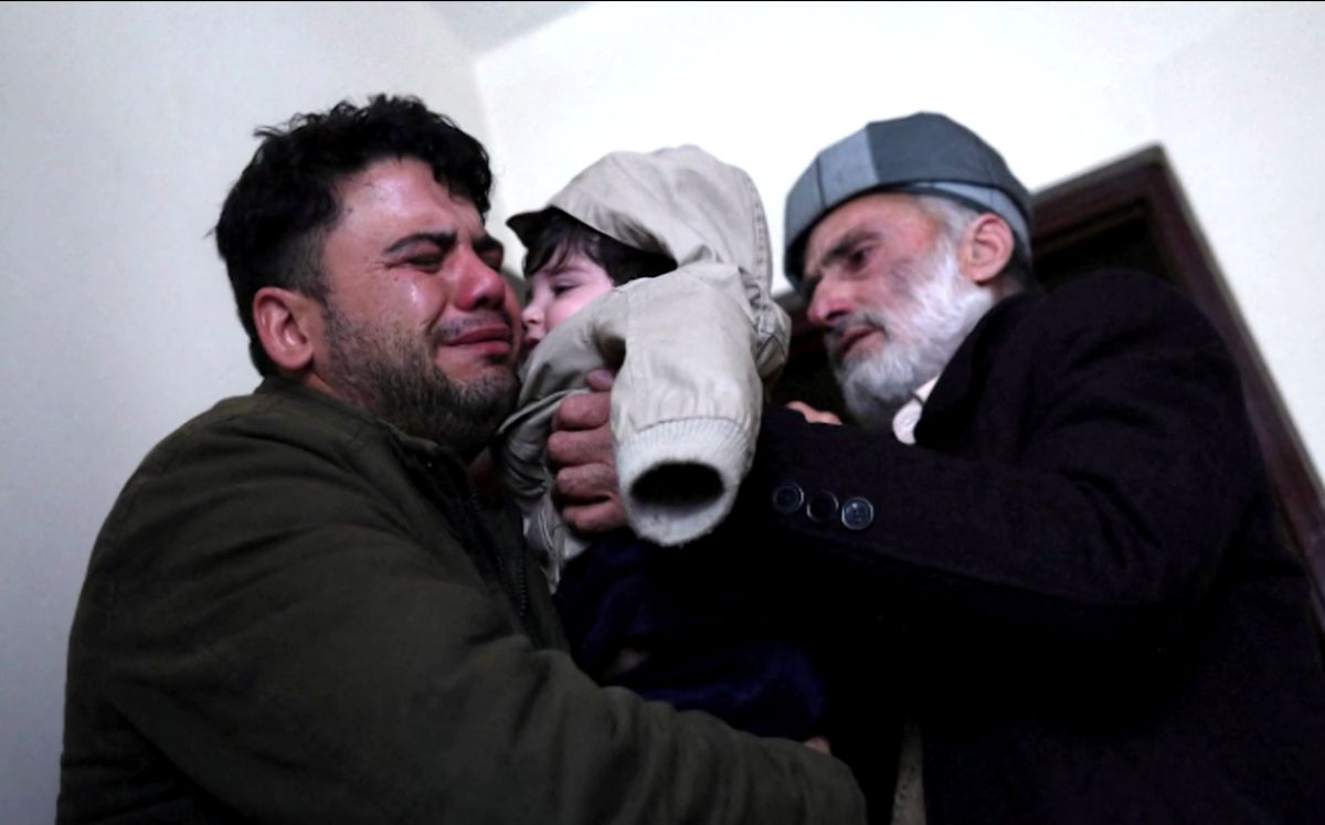 Bebé se reúne con familia tras meses (Reuters).