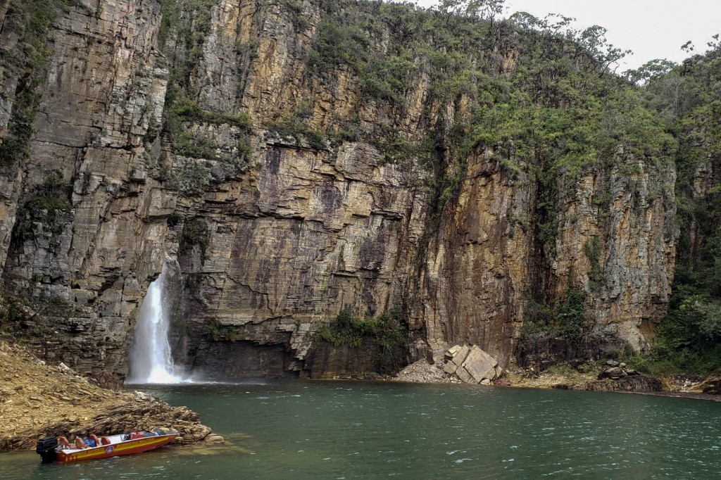 La caída de la roca dejó al menos una decena de muertos en un lago de Minas Gerais, Brasil. (AFP)