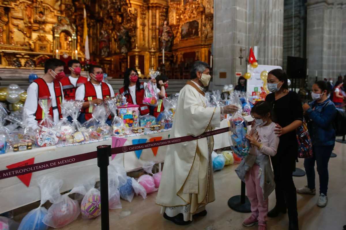 Entregaron los juguetes a los niños que acudieron a la misa | Araceli López